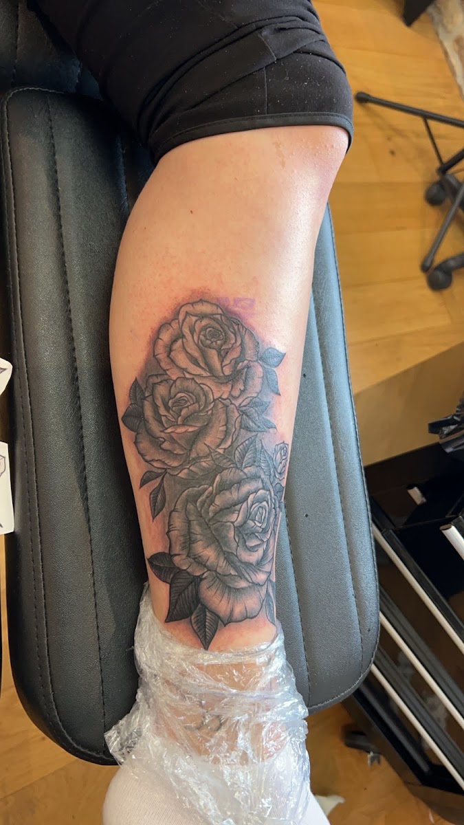 Schwarz-Grau Rosen-Tattoo am Unterarm, frisch gestochen bei StudioNo83