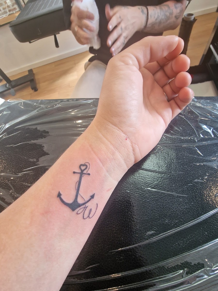Filigranes Anker-Tattoo am Handgelenk, StudioNo83