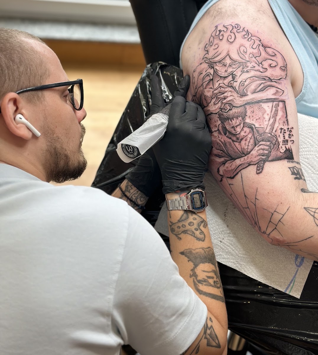 Großflächiges Anime-Stil Tattoo am Oberarm bei StudioNo83