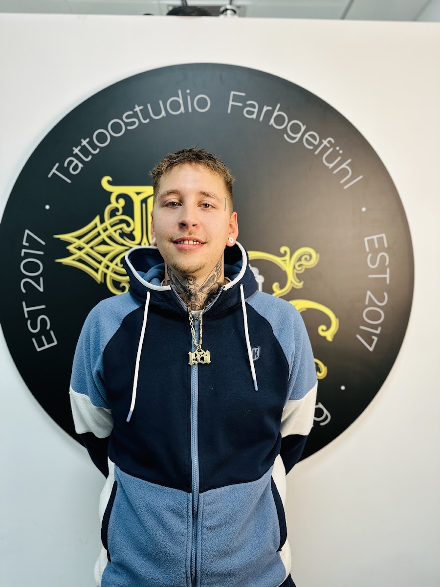 Portrait vor dem Studio-Logo von StudioNo83