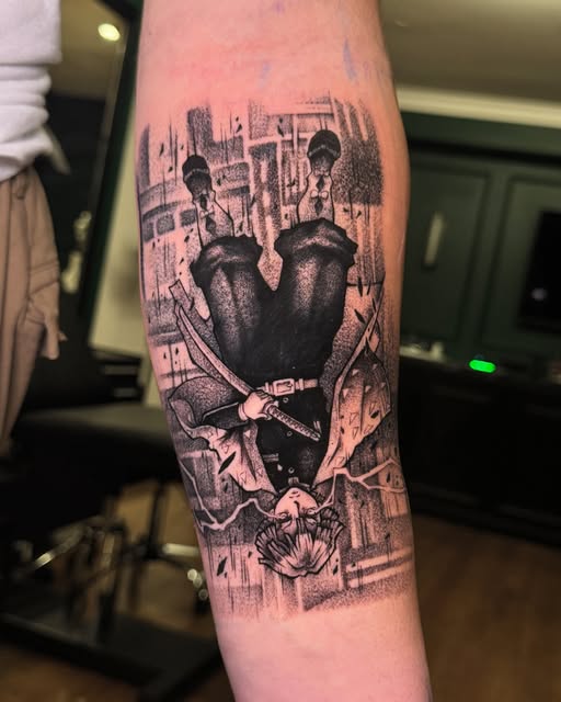 Detailaufnahme eines feinen Schwarz-Grau Tattoos